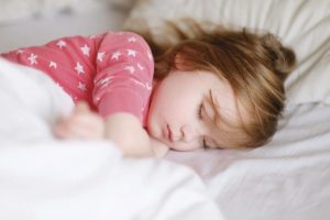 01 This Common Bad Habit Could Be Ruining Your Child’s Sleep shutterstock 146654615 1024x683 300x200 - 10 قانون مهم و كاربردي براي خواب کودک - مادرها حتما بخوانند!!