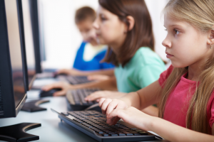 children computers 600x400 300x200 - اینترنت برای کودکان | اینترنت برای کوکان و نوجوانان | مزایا اینترنت برای کودکان |