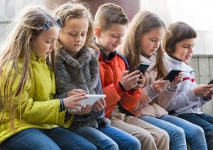 linkstergeneration 300x211 - استفاده کودکان از موبایل |مضرات موبایل برای کودکان | از چه سنی برای کودکان موبایل