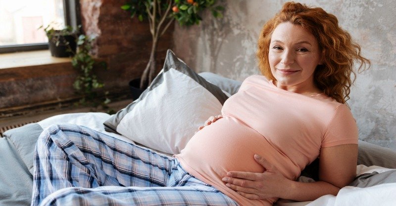 mature pregnant woman - بارداری بعد از 35 سالگی | بارداری دوم در سن 35 سالگی | آزمایشات بارداری بالاس 35 سالگی