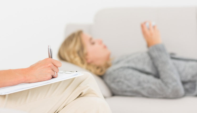 bigstock Therapist taking notes on her 61332737 750x430 - درمان افسردگی با روانکاوی