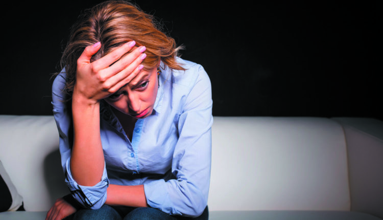 p6 AnxietyWoman HH1710 ts514325316 750x430 - چطور اضطراب باعث دردهای بدنی می شود؟