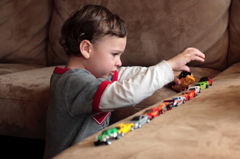 Autism lining up cars - چهار علامت اختلال اوتیسم