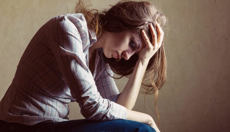 Depressed Woman 1000x600 1 750x430 - 6 علامت بی اطلاع از افسردگی پنهان