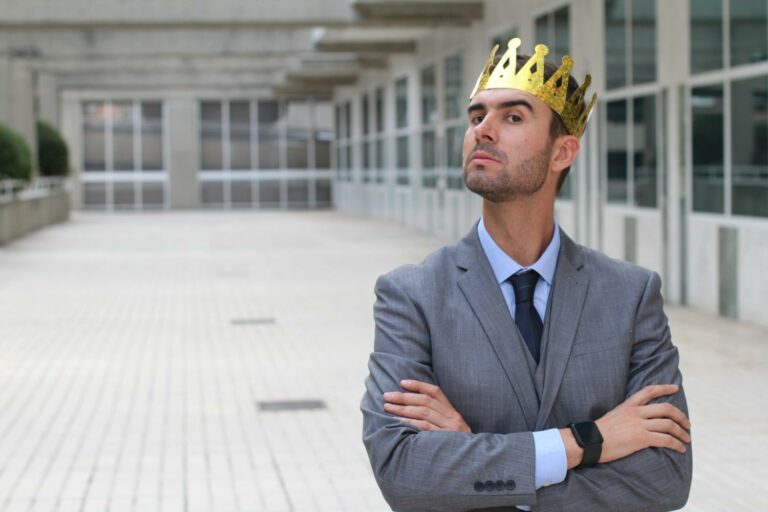 Arrogant Businessman wearing a crown 768x512 - کلینیک روانشناسی بوجیکا| مشاوره خانواده؛ازدواج؛کودک؛روانپزشکی